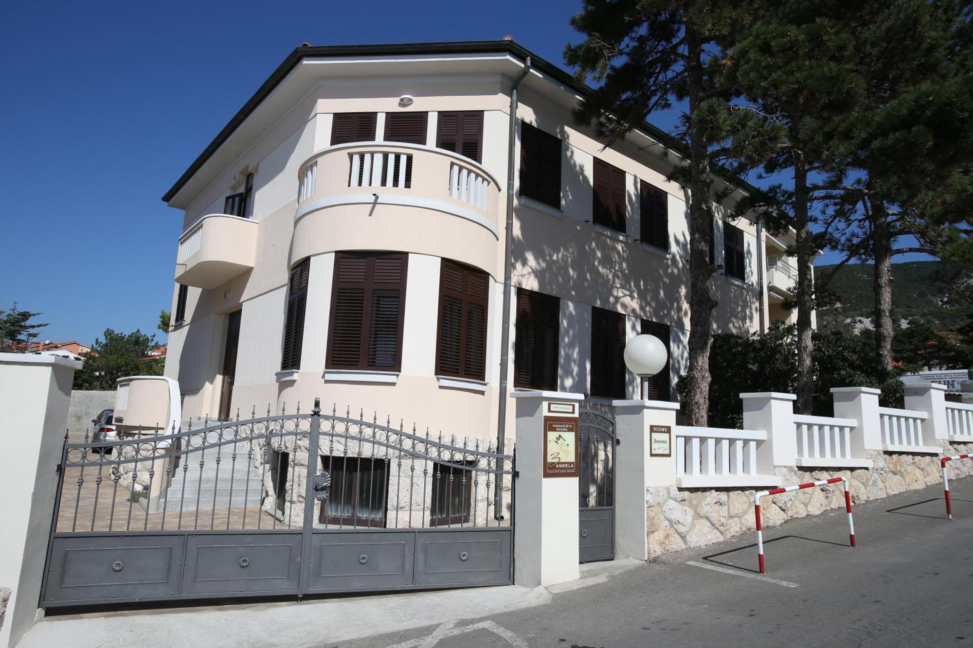Apartment & Rooms Three Angels บัชกา ภายนอก รูปภาพ